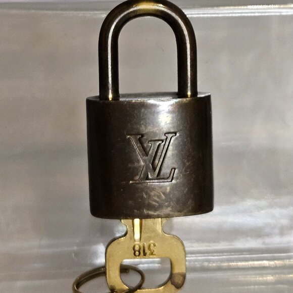 Louis Vuitton Lock & Key - 318 - Picture 2 of 2